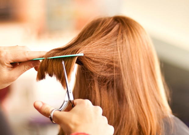 photo de geste professionnel couper les cheveux